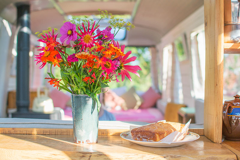 majestic-bus-cake-and-flowers